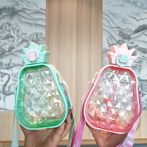 高品質で創造的なデザインの可愛いパイナップル型プラスチック製水筒、持ち運びに便利なストラップ付き、子供のアウトドアスポーツ用。 - Product Image 2