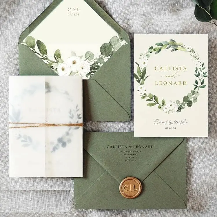 Ensemble d'invitation de mariage élégant en feuille d'or avec veste en vélin, enveloppe de doublure d'impression colorée et sceau de cire