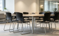 Chaise de conférence ergonomique moderne en plastique rembourré avec dossier incurvé et base en métal pour salles de réunion de bureau