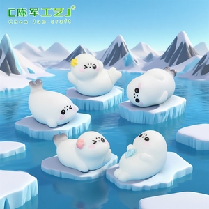 Figura decorativa de foca pequeña y feliz en un micro-paisaje de nieve, accesorios decorativos DIY, mini adornos pequeños para escritorio. - Product Image 3