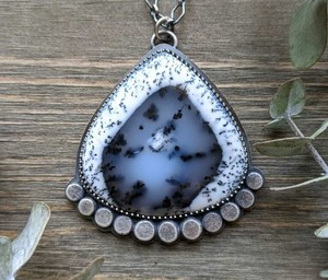 Superbe opale dendritique 925 pendentif en argent sterling massif bijoux de déclaration fine pour l'approvisionnement en gros - Product Image 1