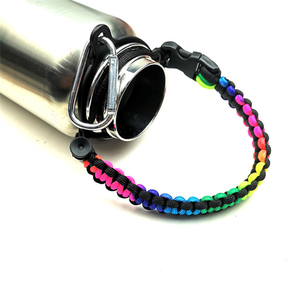 Lanières <span class=keywords><strong>de</strong></span> bouteille d'eau à séchage rapide <span class=keywords><strong>de</strong></span> style sportif <span class=keywords><strong>de</strong></span> haute qualité 12-64 oz mousqueton en aluminium Paracord tissé à la main corde suspendue à séchage rapide - Product Image 1