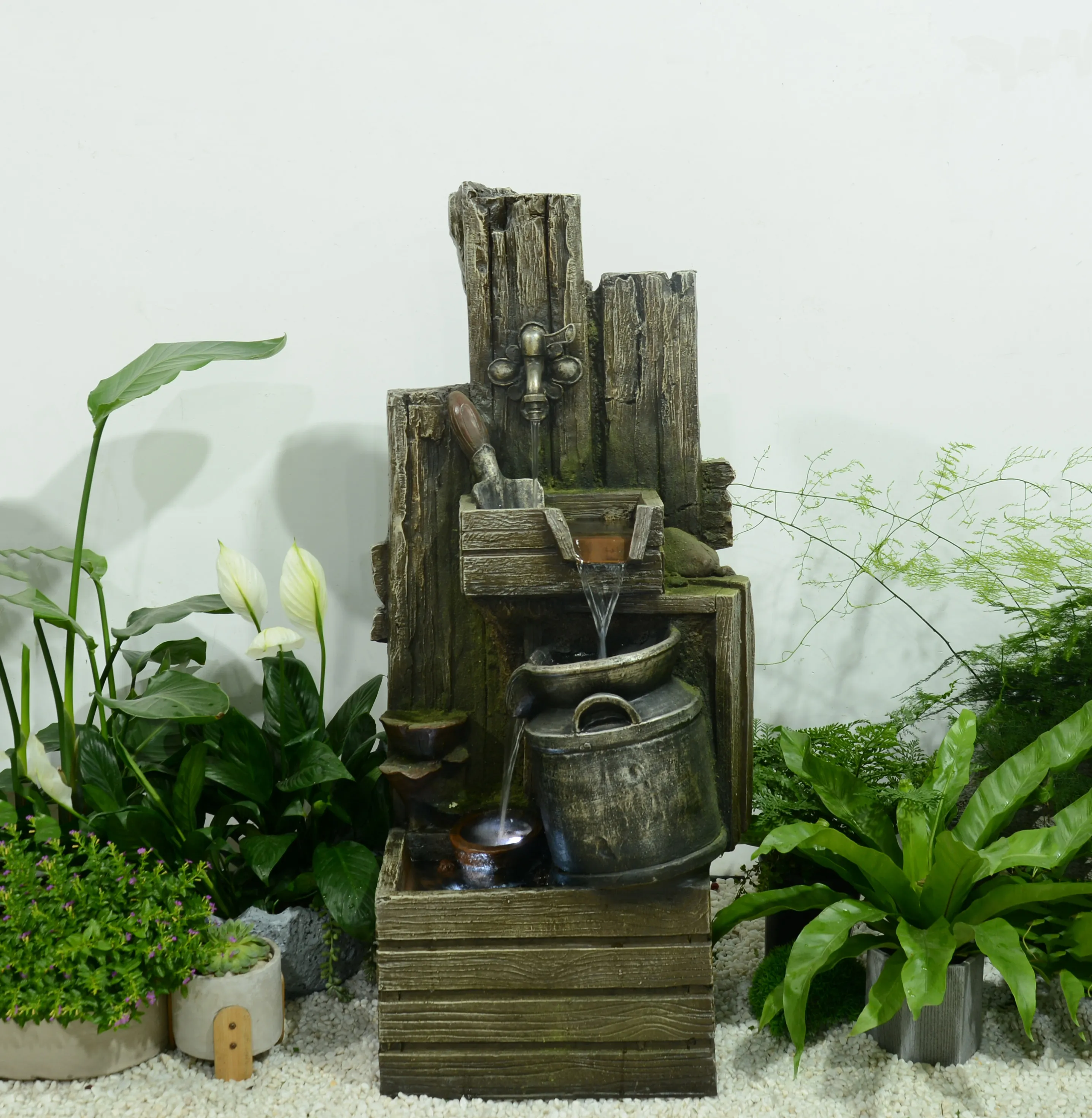 アンティークガーデン天然木噴水層屋外水機能庭のパティオデッキのための革新的な滝の装飾
