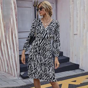 Robe midi noire à imprimé zèbre pour femme, col en V, manches évasées à volants, style portefeuille, en tissu mousseline écologique respirant, lavable, avec fermeture éclair - Product Image 1