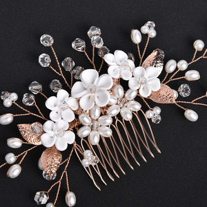 Peigne à cheveux floral pour mariage romantique en jardin, avec fleurs blanches éthérées et perles, délicat, en fil d'argent, pour mariées bohèmes - Product Image 6