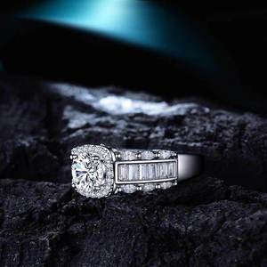 Anello con Cristalli Incastonati per Donne, Elegante Accessorio Moda per Uso Quotidiano e Feste - Product Image 3