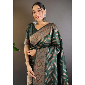 Robes de soirée légères Elite Weaves en soie douce vert bouteille, sari tissé triple Zari pour Shopify - Product Image 4