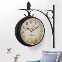 Horloge de station rétro double face en fer forgé d'aspect antique Lustre à quartz Tenture murale Horloge murale classique