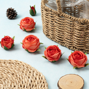 Têtes de fleurs artificielles en soie rose vif, texture réaliste, ne s'estompent pas, parfaites pour la décoration de mariage et les accessoires de présentation commerciale - Product Image 2