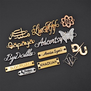 Etiquetas Metálicas con Diseño de Abaya en Relieve, Placas de Marca Personalizadas, Etiquetas Metálicas para Bolsos, Logotipo de Letras Metálicas para Ropa - Product Image 6