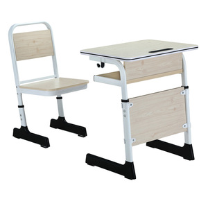 Conjunto de escritorio y silla escolar Masao, ajustable en altura, de madera, para uso en el aula. - Product Image 1