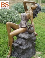 Statue de sirène en bronze grandeur nature, patine verte antique, sculpture de sirène sur roche pour piscine, jardin, décoration extérieure