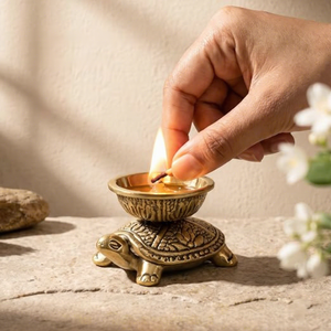 Diya en laiton plaqué or en forme de tortue avec motif sculpté pour la prière et la décoration - Product Image 6