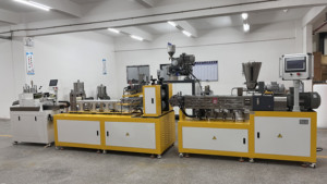 Linea di estrusione a doppia vite per film in foglio, progettata per composto ad alta dispersione e colata stabile di fogli in applicazioni di ricerca e sviluppo - Product Image 3