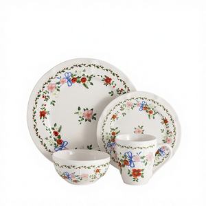 Ensemble de vaisselle en céramique durable de style européen avec motif floral, compatible lave-vaisselle, assiettes et bols pour salle à manger - Product Image 1