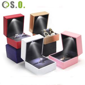Boîte à bague carrée de luxe personnalisée avec éclairage LED, design de logo en plastique, emballage de bijoux pour bague de mariage en diamant - Product Image 1