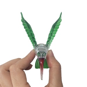 Colgante de campanilla de viento con diseño de colibrí, adorno de plástico multicolor, decoración colgante para uso en interiores y exteriores - Product Image 5
