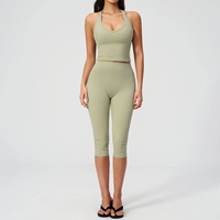 Ensemble de sport sexy pour femmes : débardeur dos nu à col en V et pantalon capri pour Pilates, yoga, gym et fitness