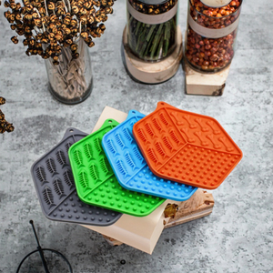 Comedero Lento de Silicona para Perros, con Forma de Pez, Impermeable, con Ventosa, Patrón Sólido, Tapete para Alimentación Lenta - Product Image 3