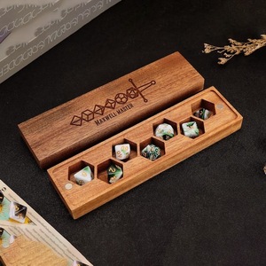 Caja de almacenamiento de dados de madera, con múltiples compartimentos, tapa magnética de madera maciza, accesorios para juegos - Product Image 3