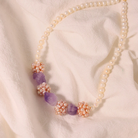 Collier décoratif en forme de boule de fleurs d'améthyste Collier d'amas de fleurs en perles d'eau douce naturelles perlées à la main