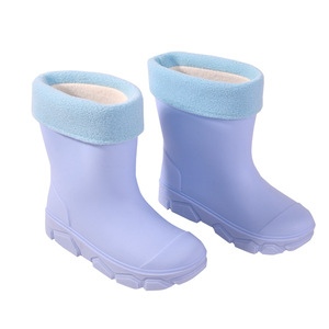 Bottes de pluie pour enfants, hauteur moyenne, antidérapantes, imperméables, doublées de polaire, chaussures en caoutchouc chaudes pour enfants, sport de plein air - Product Image 2