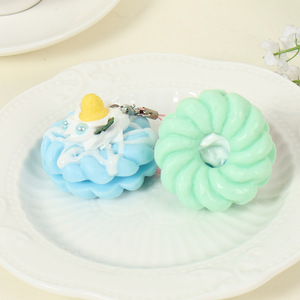 Modelos de donuts rellenos de crema de PVC, llaveros y colgantes para bolsos con forma de pastel realista multicolor. - Product Image 3