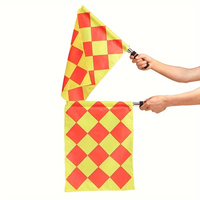 Kit d'arbitre de football professionnel : 2 drapeaux de juge de touche à carreaux avec sac de transport et ensemble de cartes de pénalisation rouges et jaunes officielles