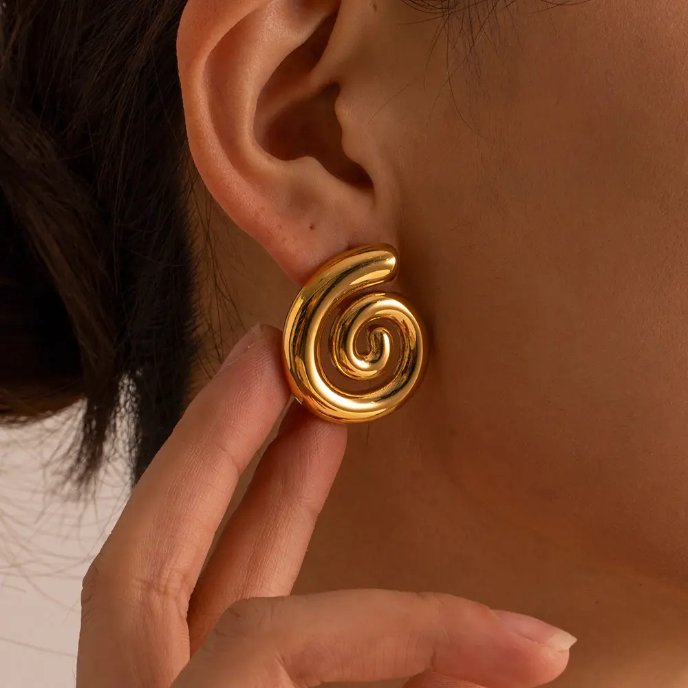 Pendientes de espiral de moda QS 2024, pendientes geométricos gruesos bonitos de acero inoxidable chapados en oro de 18 quilates sin deslustre para mujer