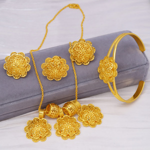 Perhiasan Lapis Emas 24K <span class=keywords><strong>Saudi</strong></span> <span class=keywords><strong>Set</strong></span> Bunga Kalung Anting Cincin Gelang Afrika Pernikahan Pengantin 4pcs <span class=keywords><strong>Set</strong></span> - Product Image 3