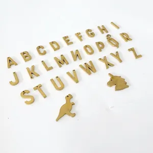 Letras a-z do alfabeto de metal dourado ou selecionar sua própria letra encantos corte a laser personalização