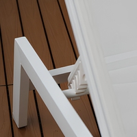 Chaise longue d'extérieur élégante avec cadre argenté et dossier multi-positions en maille blanche pour piscine, patio et jardin