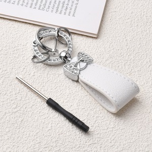 <span class=keywords><strong>Porte</strong></span>-clés pendentif en alliage de zinc gravé avec sangle de transport en forme de nœud, breloque de sac pour femme personnalisée et créative, ouvre-bouteille léger - Product Image 6