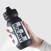 Bouteille d'eau potable à presser en plastique de 1000ml conçue sur mesure pour adultes pour le vélo, le camping et les sports.