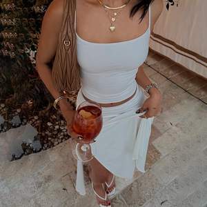 Ensemble 2 pièces personnalisé pour femme 2026 : Haut sans manches à épaules dénudées et jupe midi fendue en mousseline moulante – Tenue de vacances Printemps-Été - Product Image 4