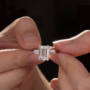 Anillo de Compromiso con Tres Diamantes Blancos D VVS1 EX EX de 3 Quilates y Esmeralda Cultivada en Laboratorio - Product Image 6