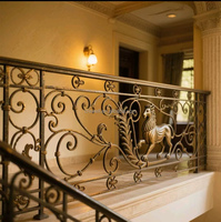 Rampe d'escalier en fer forgé noir au design moderne avec balustrade en verre pour balcon