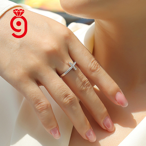 Anello Aperto Minimalista con Croce Religiosa in Argento, Micro Pavé di Moissanite, Fascia Orizzontale con Charm, Logo Personalizzato, Gioielli da Donna con Tema Religioso, Regalo GRA - Product Image 3