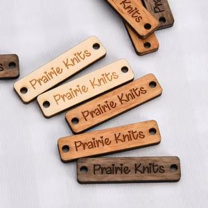 Étiquettes en bois gravées au laser personnalisées, 10*40mm, personnalisables avec logos ou texte, adaptées aux sacs, aux vêtements, aux chaussures et aux porte-clés - Product Image 1