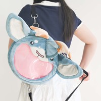 Sac à bandoulière personnalisé en forme de loup en fourrure avec fenêtre transparente pour affichage de badges, idéal pour les événements d'anime, kawaii et cosplay