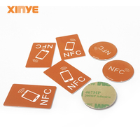 Échantillon gratuit personnalisé imprimable qr code 13.56mhz nfc médias sociaux autocollant tag coller sur le téléphone avec ntag 213 215 216