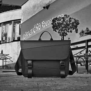 Sac messager élégant en cuir véritable pour homme, noir, bandoulière, sacoche avec boucle unique, logo personnalisé - Product Image 2