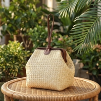 Mini sac vintage en paille tressée pour femme avec garniture en cuir, pochette à poignet à fermoir articulé, sac à main artisanal portable à poignée supérieure, idéal pour l'été et la plage