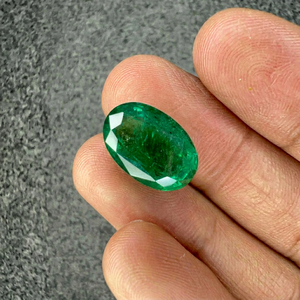 Émeraude naturelle zambienne de 9,43 carats, taille ovale, pierre précieuse vert vif, idéale pour les bagues, pendentifs, colliers et boucles d'oreilles de luxe. - Product Image 1