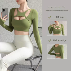 Ensemble de yoga et fitness respirant et léger de haute qualité pour femmes : débardeur de sport et leggings très extensibles pour la gym et le quotidien, couleur unie, coupe courte - Product Image 1