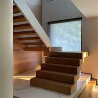 Escalier flottant sur mesure avec design à montantes fermées, poutre de support entièrement dissimulée, garde-corps en verre trempé et marches en bois