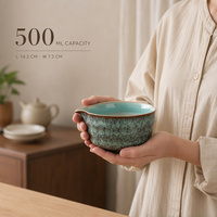 Bol à matcha en céramique bleu vert céladon, style japonais rustique vintage, avec glaçure réactive et tachetée, bord large et bec verseur