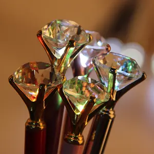 2021 nouveau style grand diamant stylo à bille en métal avec lumières colorées et logo personnalisé