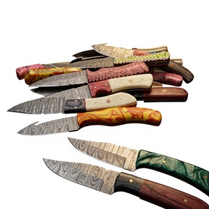Cuchillo de Hoja Fija con Punta Caída de Acero de Damasco, Mango de Madera Pakka Azul, Dureza 58-60, Garantía de 3 Años, Personalizable para Caza - Product Image 3