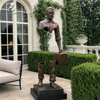 Sculpture de magnat d'affaires en bronze grandeur nature personnalisée avec valise, statue figurative surreale pour jardin extérieur, villa, décoration d'art public